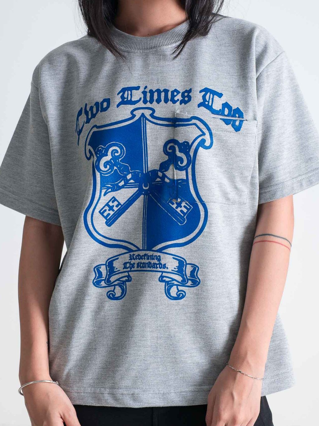 Crest Tee – Misty Grey